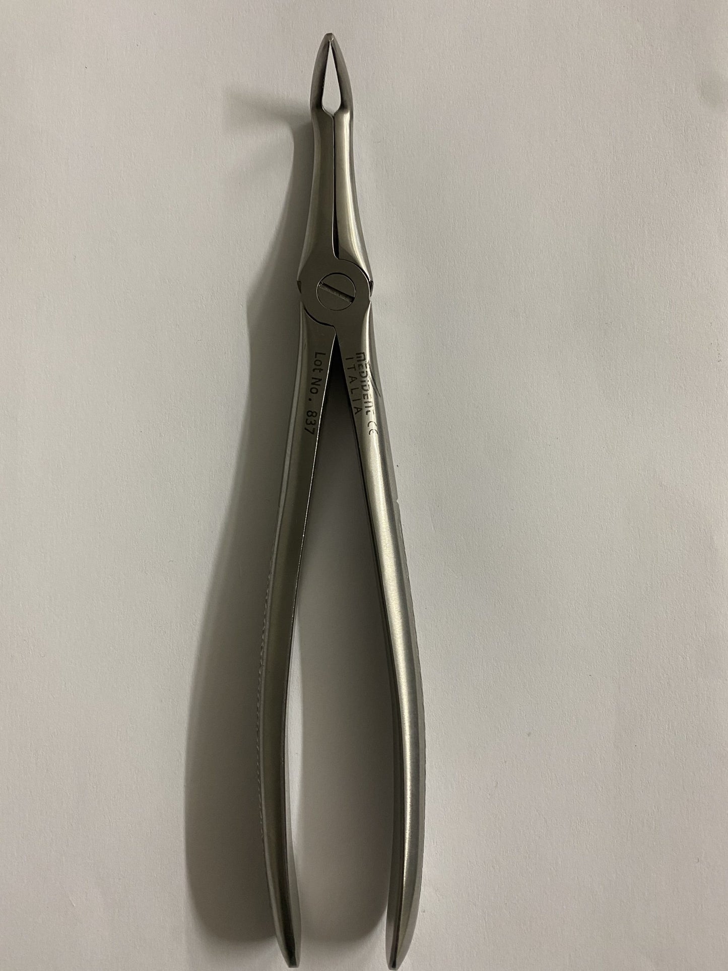 FIG 45 CURVED FORCEPS FOR LOWER ROOTS WHIT SERRATED TIPS cod. 1000-44